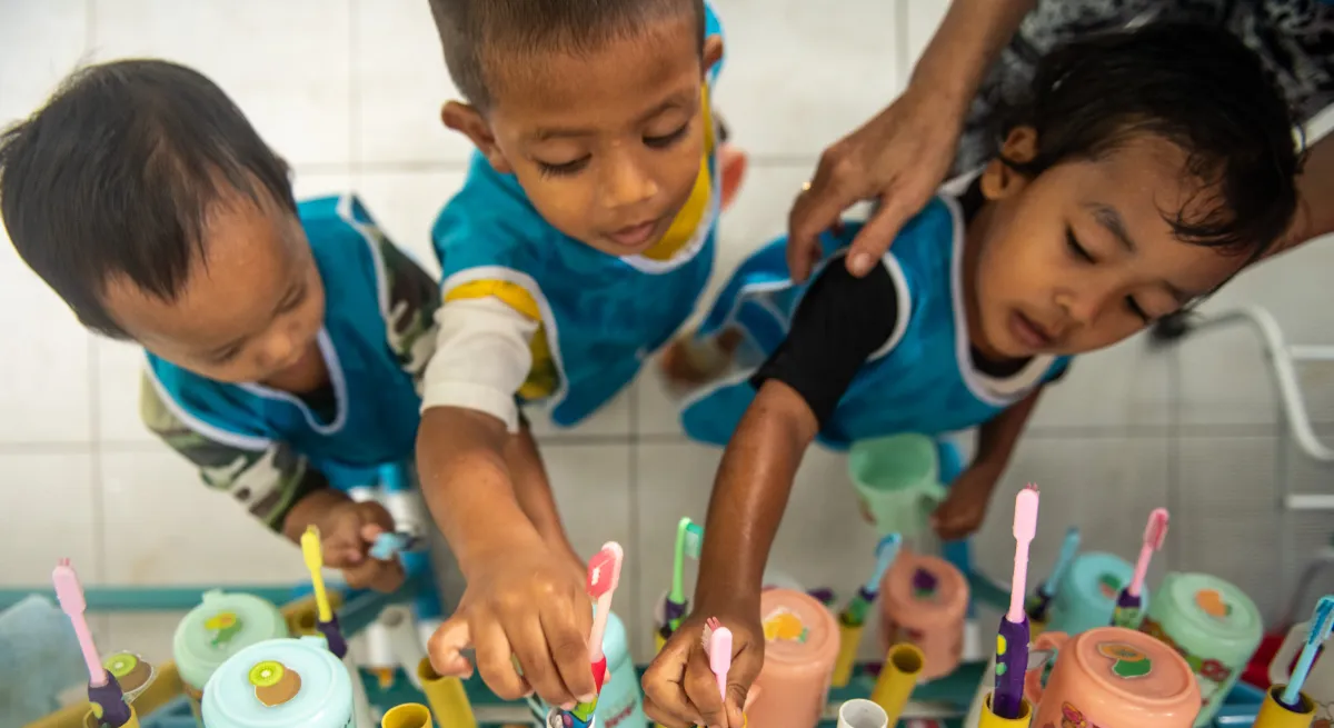 Kids grabbig tooth bruhses