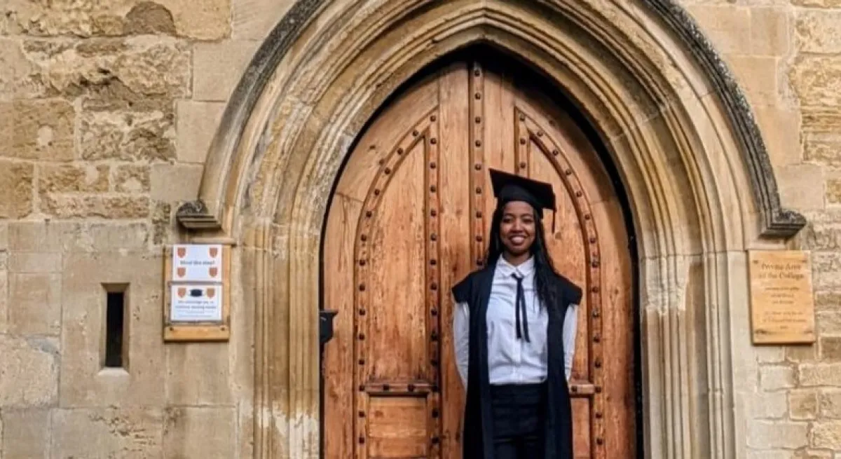 Lina in front of a door